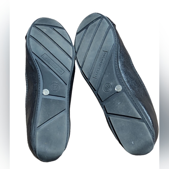 ๐ Liz Claiborne Black Faux Leather Flats with Gold Tone Metal Logo Medallion 8 - Picture 5 of 6